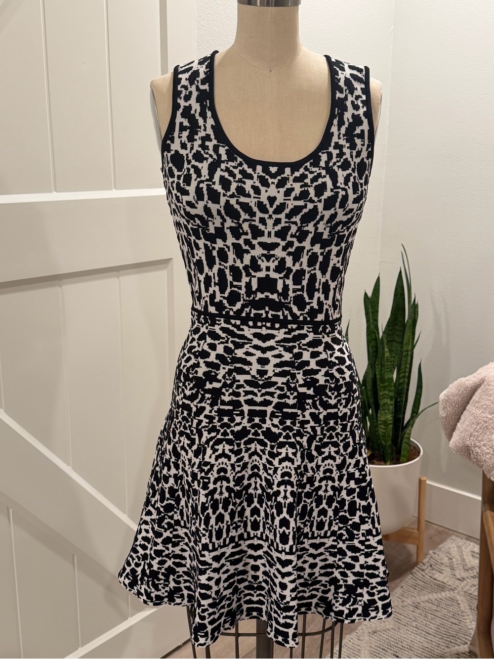 John + Jenn Black and White Sleeveless Printed Mini Dress